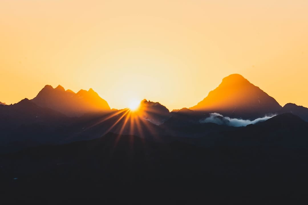空中视角看北京雷暴：闪电在眼前划过云层